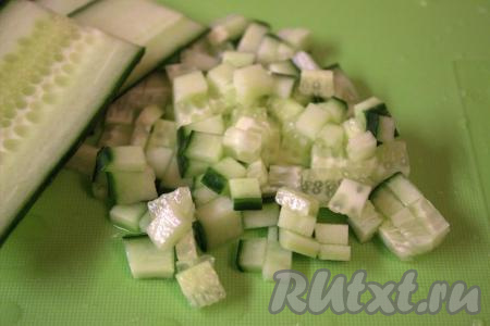 Нарезать огурец на небольшие кубики.