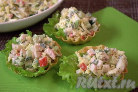 Затем наполнить тарталетки крабовым салатом.