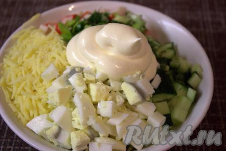 Соединить нарезанные яйца, крабовые палочки, огурец, зелёный лук и укроп (или петрушку), натёртый сыр. Поперчить и посолить салат по вкусу, добавить майонез (или сметану), хорошо перемешать.