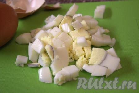 Огурец, укроп (или петрушку),&nbsp;перья зелёного лука вымыть и обсушить. Выложить яйца в кастрюльку, залить водой, поставить на огонь и отварить вкрутую (после закипания воды варить минут 10), затем охладить, очистить и нарезать небольшими кубиками.