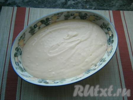 Выложить тесто, разровнять его по всей форме.