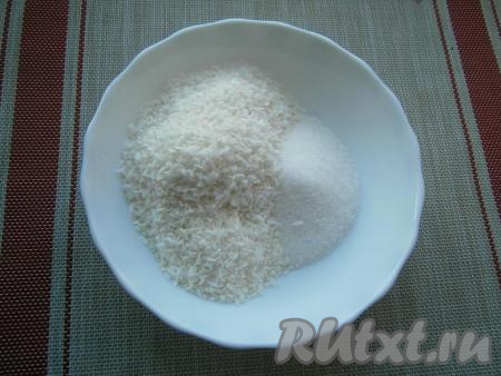 К 120 граммам сахара добавить 80 грамм белой кокосовой стружки и всыпать ванильный сахар.