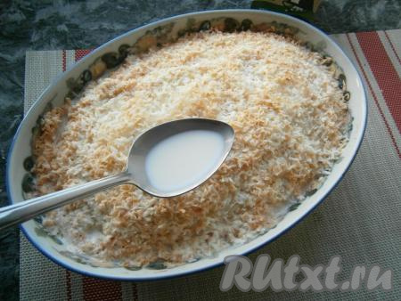 Достать из духовки пирог и сразу же, горячий, полить сливками комнатной температуры. Оставить выпечку в форме до полного остывания.