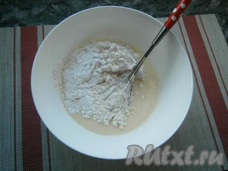 Затем&nbsp;добавить муку, смешанную с разрыхлителем.