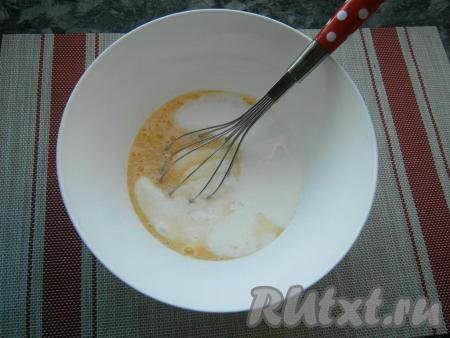 Влить кефир комнатной температуры, перемешать венчиком.