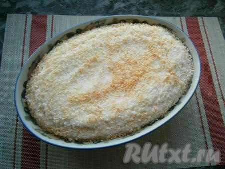 Духовку разогреть до 180 градусов, отправить кокосовый пирог выпекаться на 15 минут. Верх пирога начнёт подрумяниваться, далее накрыть его фольгой и выпекать ещё минут 15.