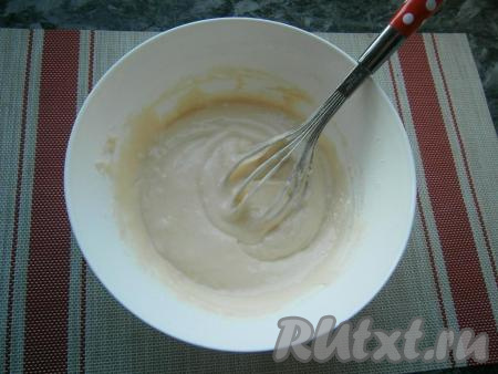 Замесить венчиком тесто,&nbsp;похожее на сметану или однородный, густой заварной крем.