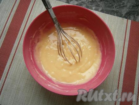 Замесить венчиком нежное, гладкое, в меру густое тесто, похожее на тесто для оладий.&nbsp;