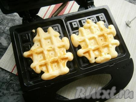 Закрыть крышку вафельницы и выпекать вафли около 3-4 минут.
