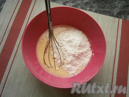 Перемешать, всыпать муку.