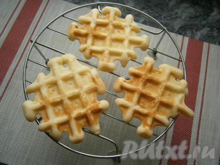 Готовые вафли переложить на решётку, оставить их до полного остывания. Горячие вафли будут мягкими, но когда остынут, станут хрустящими. Аналогично приготовить все вафли.