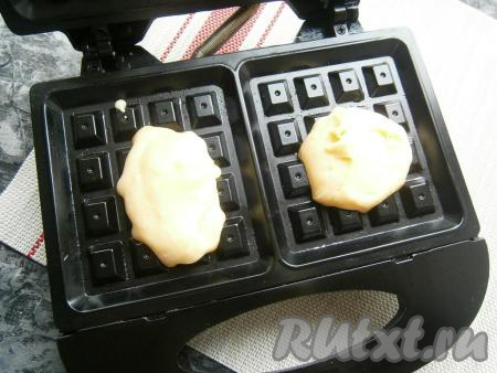 Разогреть электровафельницу, в каждую ячейку выкладывать по 1,5 столовых ложки теста.