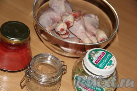 Подготовить специи по вкусу. Промыть куриные ножки под водой и обсушить бумажным полотенцем.