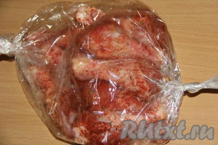 Выложить куриные ножки в рукав для запекания. Завязать рукав с двух сторон, поместить на противень и отправить в разогретую духовку.&nbsp;