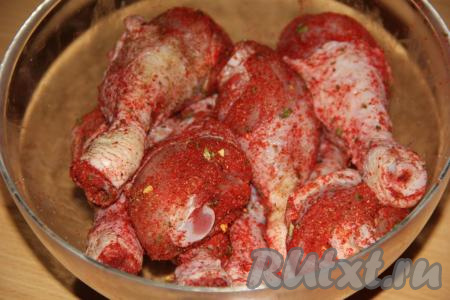 Тщательно перемешать куриные ножки со специями и оставить на ночь в холодильнике (можно, конечно, оставить промариноваться и на несколько часов).