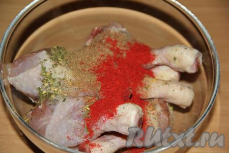 К обсушенным куриным ножкам всыпать специи и соль. Можно, по желанию, добавить пару пропущенных через пресс зубчиков чеснока.