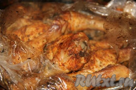 Запекать куриные ножки 1 час при температуре 220 градусов.