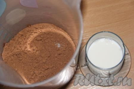 Добавить какао и влить молоко.