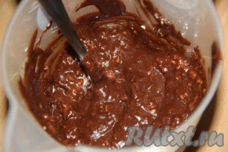 Всыпать орехи в пасту и тщательно перемешать ложкой.