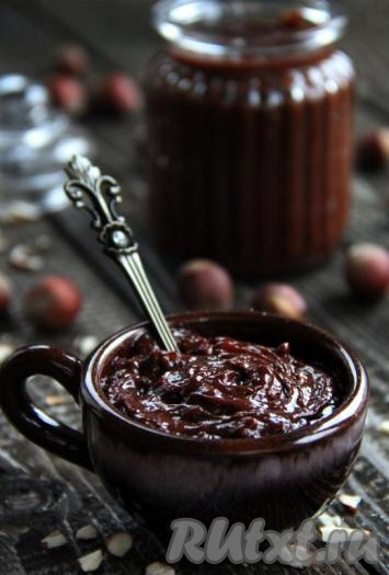 Наивкуснейшую, аппетитную готовую "Нутеллу" можно сразу подать к столу, она станет отличным дополнением ко многим блюдам. Хранить эту пасту можно в банке с крышкой в холодильнике в течение 3-5 дней. У меня "Нутелла", приготовленная с орехами в домашних условиях, съедается за несколько дней!