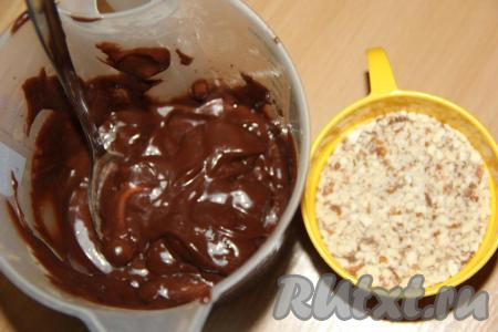 Предварительно орехи измельчить в блендере в мелкую крошку. Орехи можно взять любые.