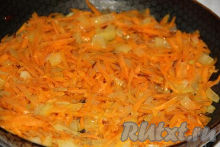 Сковороду с обжаренными овощами снять с огня. Дать луку с морковкой слегка остыть.