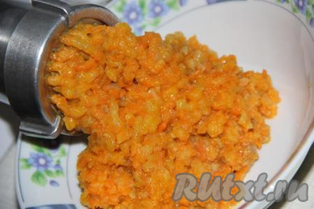 Горбушу филировать (отделить мясо от костей), нам потребуется 600 грамм филе горбуши. Пропустить филе горбуши, чеснок и обжаренные остывшие овощи через мясорубку. 