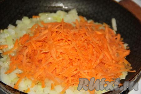 К обжаренному луку добавить предварительно очищенную и натёртую на крупной тёрке морковь. Обжаривать морковку с луком, не забывая периодически перемешивать, в течение&nbsp;7-10 минут.