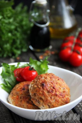 Вкусные, пышные, сочные котлеты из горбуши подать к столу с гарниром или свежими овощами. Приготовив рыбные котлеты с добавлением овсяных хлопьев в духовке по этому рецепту, вы точно не разочаруетесь!