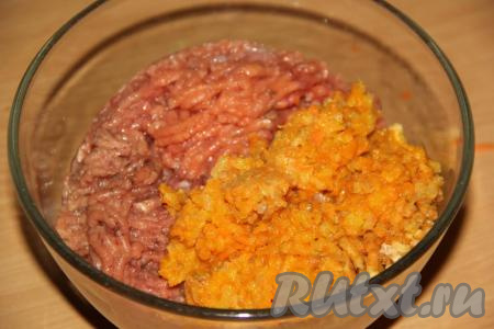 Перемешать рыбный фарш.