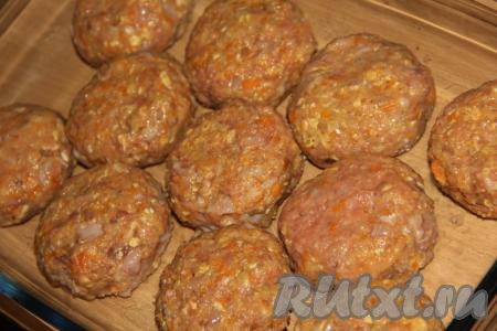 Затем из рыбного фарша с овсяными хлопьями сформировать котлеты и выложить их в жаропрочную форму (я предварительно не смазывала форму маслом и не вливала воду на дно формы). Поставить форму с котлетами из горбуши в разогретую духовку.