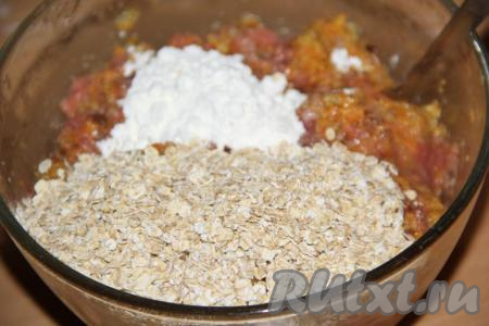Добавить в рыбный фарш овсяные хлопья и крахмал, посолить по вкусу.