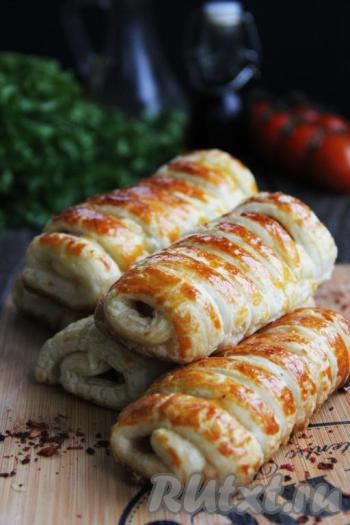 Аппетитные, очень вкусные готовые сосиски в слоёном тесте достать из духовки и подать к столу. Благодаря надрезам, выпечка смотрится очень эффектно, а приготовить её не составит большого труда, попробуйте!