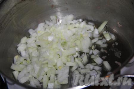 В кастрюлю, в которой будем варить уху, влить 2 столовые ложки&nbsp;растительного масла. Вторую луковицу очистить и мелко нарезать. Поставить кастрюлю на средний огонь и добавить в неё&nbsp;лук (можно, конечно, обжаривать овощи и на сковороде).