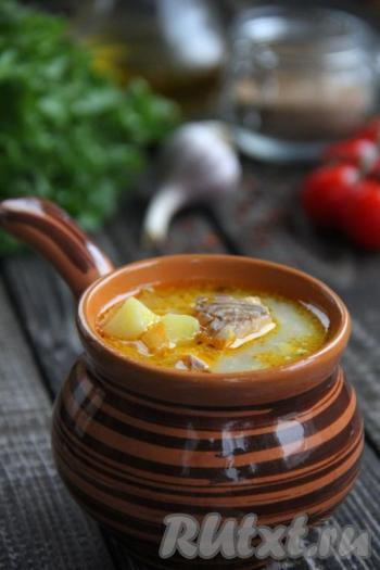 Вкусную и сытную уху по-фински из горбуши со сливками подать к столу в горячем виде.