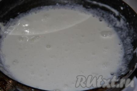 Потомить сливочную массу, помешивая, на медленном огне до тех пор, пока она не станет однородной и без комочков (буквально несколько минут).
