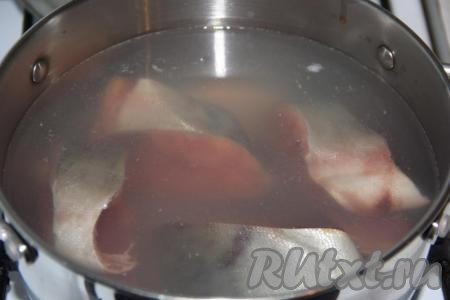 Выложить куски рыбы в кастрюлю и залить 2 литрами холодной воды. Поставить кастрюлю на огонь.