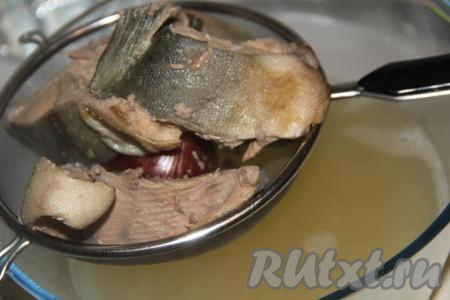 Затем процедить бульон. Варёный лук и лаврушку убрать (они нам больше не понадобятся). Рыбу слегка остудить.