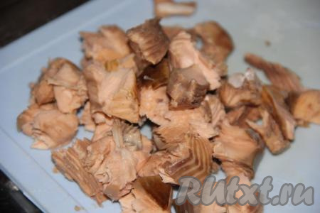 Снять шкурку с рыбы и удалить косточки. Поломать рыбное филе на крупные кусочки.