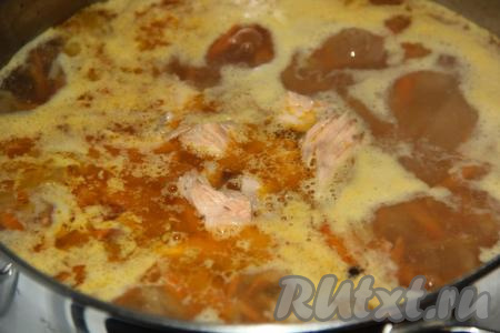 Затем добавить кусочки горбуши и варить минут 7.