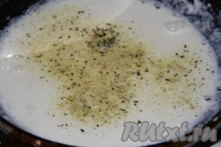 Добавить специи по вкусу, хорошо перемешать сливочную массу и снять с огня.