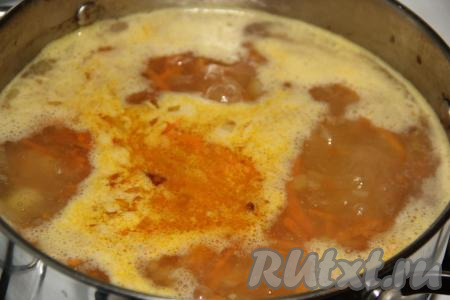 Как только бульон закипит, добавить картофель, снова дать закипеть и, уменьшив огонь, варить уху 10 минут.