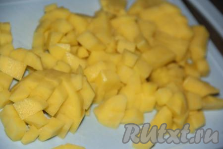 Очистить картофель и нарезать на средние кубики.