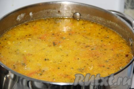 Когда картошка будет практически готова, влить сливочную массу в кастрюлю, перемешать и посолить уху из горбуши по вкусу, потомить на медленном огне в течение 5-7 минут и снять с огня.&nbsp;