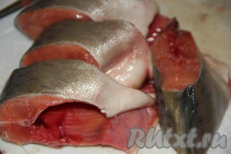 Горбушу вымыть и нарезать на крупные кусочки. Если есть голова, плавники и хвост, их можно использовать для приготовления ухи.