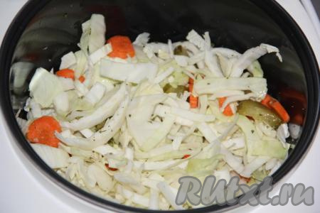 Посолить овощи&nbsp;по вкусу и перемешать.