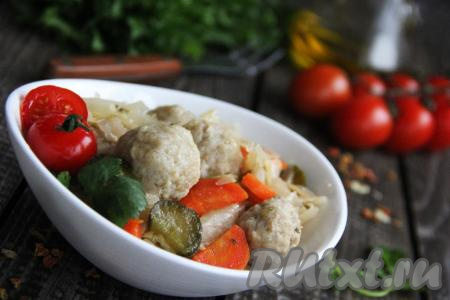 Капусту, тушёную с фрикадельками в мультиварке, подать в горячем виде. Очень вкусно, всем советую!