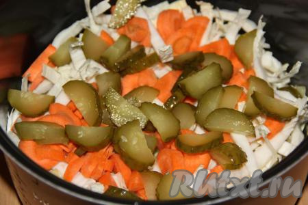 Огурчики нарезать на кружочки (или полукружочки) и тоже добавить в чашу.