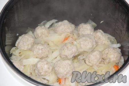 Закрыть крышку мультиварки и выставить режим "Тушение" на 45 минут. Готовить до звукового сигнала.