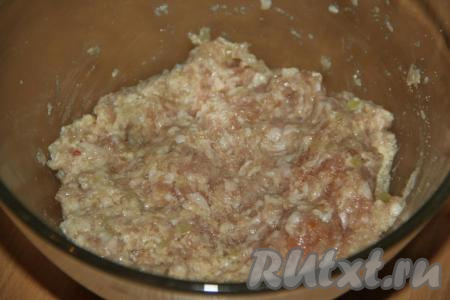 Перемешать фарш.